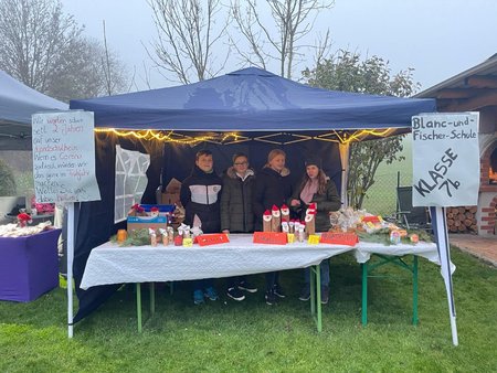 Vier Schueler der 7b am Stand