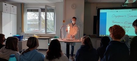 Chemielehrer lässt Funken sprühen